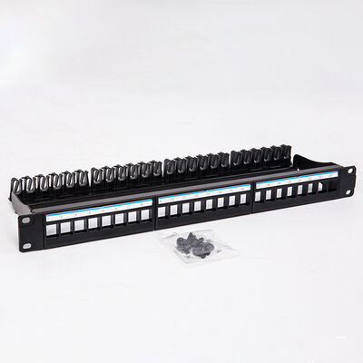 黒いUTP 1Uの台形パッチ盤24の港CAT6のブランクRJ45のジャッキ
