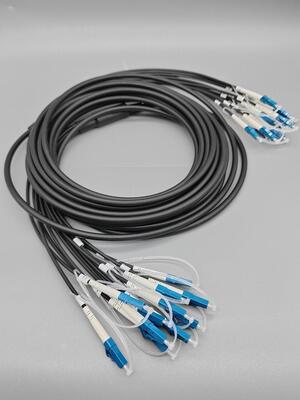 カスタマイズされたプレターミネート済みアーマード光ファイバーパッチケーブル 6 12 24芯 LC SCコネクタ OS2シングルモード 5.0mm ブラック屋外ケーブル